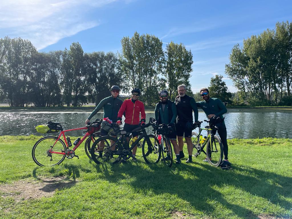 Photo du groupe qui a participé au voyage à vélo pour se rendre au salon DMEXCO à Cologne afin de promouvoir le besoin pour une industrie publicitaire plus responsable  et durable. 